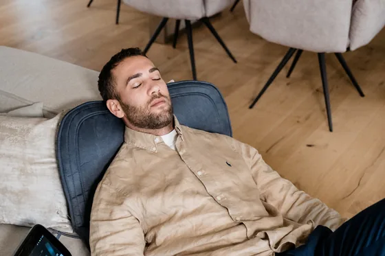 Person bei einer BEMER Anwendung