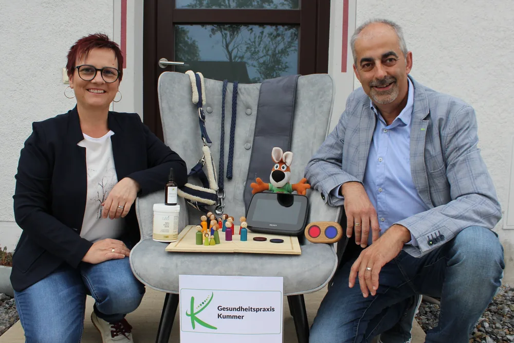 Kummer Toni und Kummer Gabriela vor der Praxis